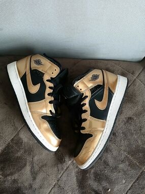 Nike Air Jordan 1 Mid SE GS "Black/Metallic Gold" sneakers